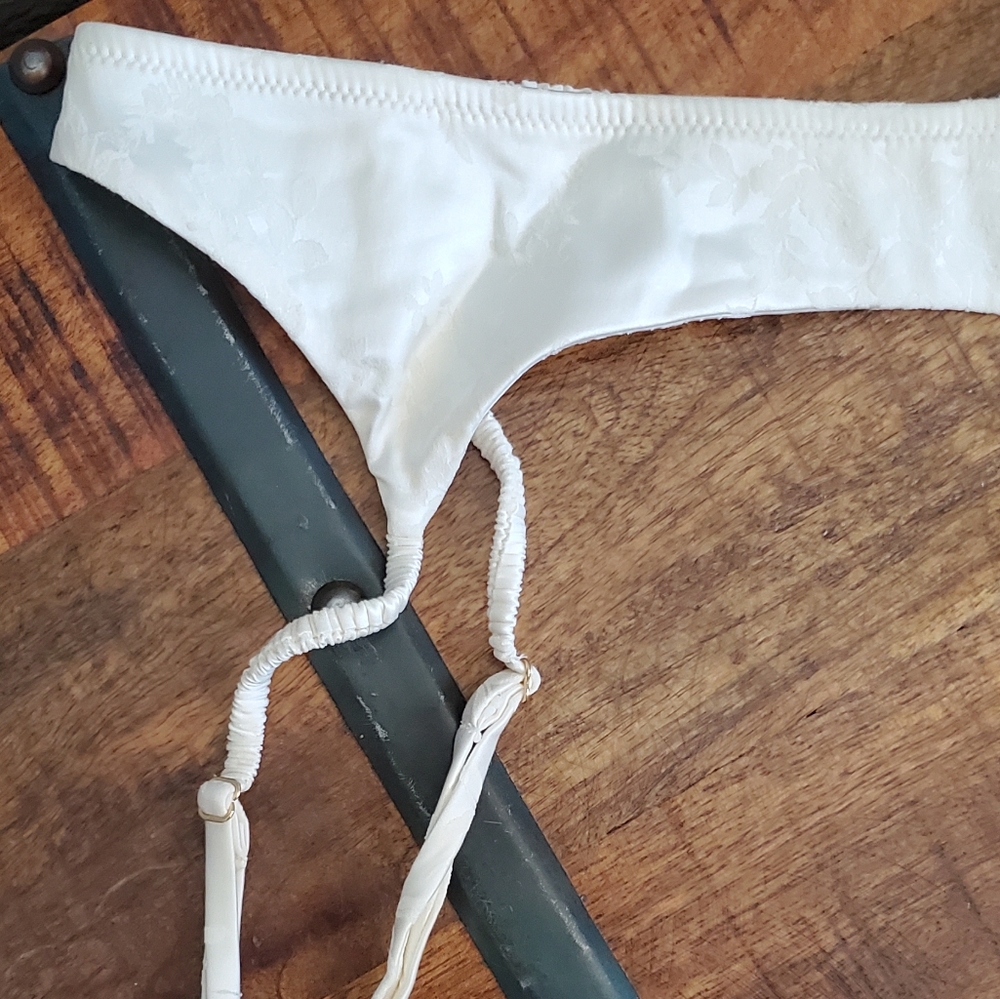 🤍 Victoria's Secret White Floral Garter Belt 🤍 - Picture 3 of 12